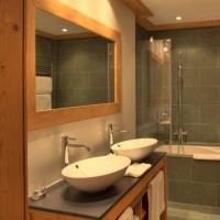 ホテル Le Petit Cervin ツェルマット エクステリア 写真 Bathroom with shower and bath